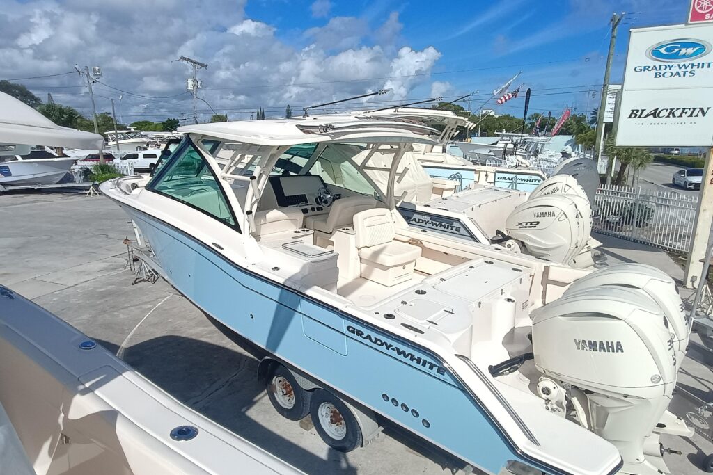 2026 Grady-White Freedom 325 - Gallery Image