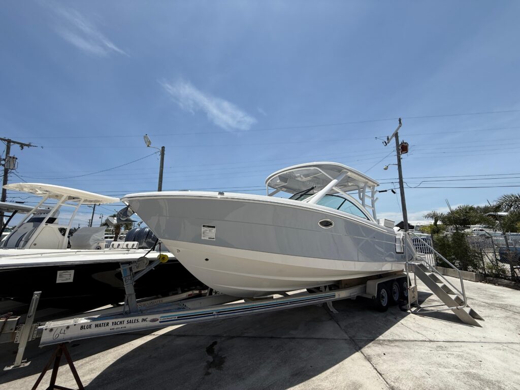 2024 Robalo R317 Dual Console - Gallery Image