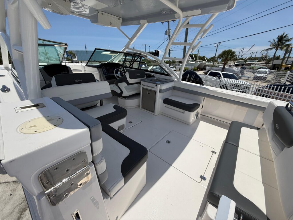 2024 Robalo R317 Dual Console - Gallery Image