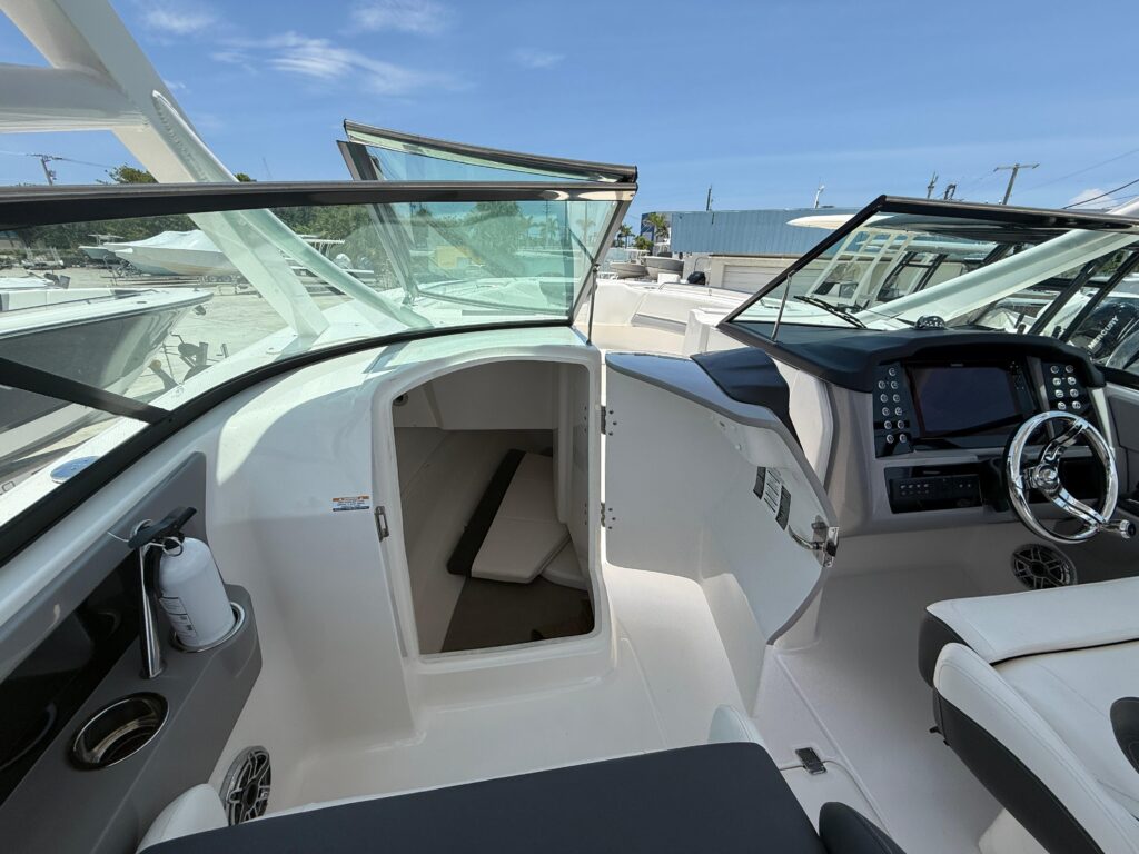 2024 Robalo R317 Dual Console - Gallery Image
