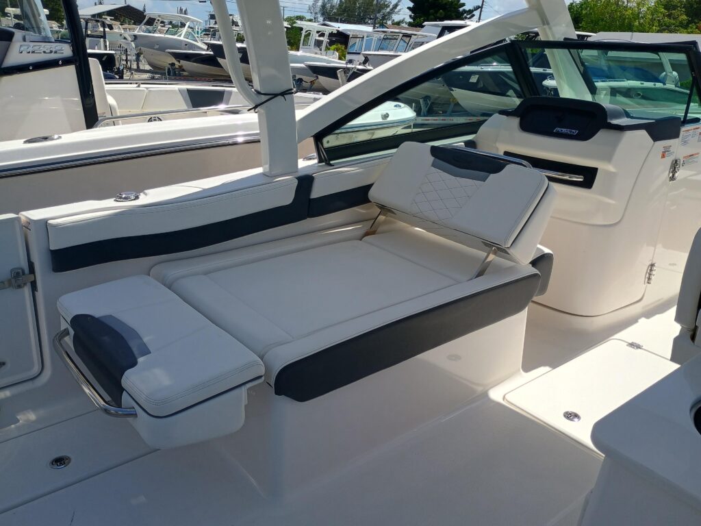 2025 Robalo R257 Dual Console - Gallery Image